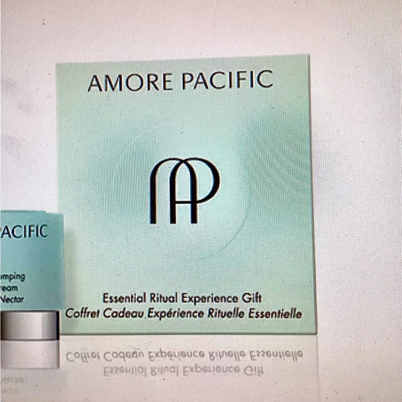 NIB AMORE PACIFIC Skincare Set of 3 - Picture 6 of 7
